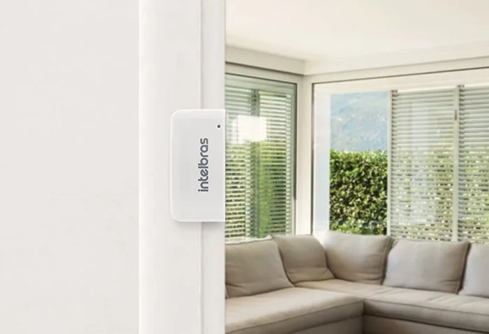 Sensor de abertura sem fio Intelbras instalado na janela da sala