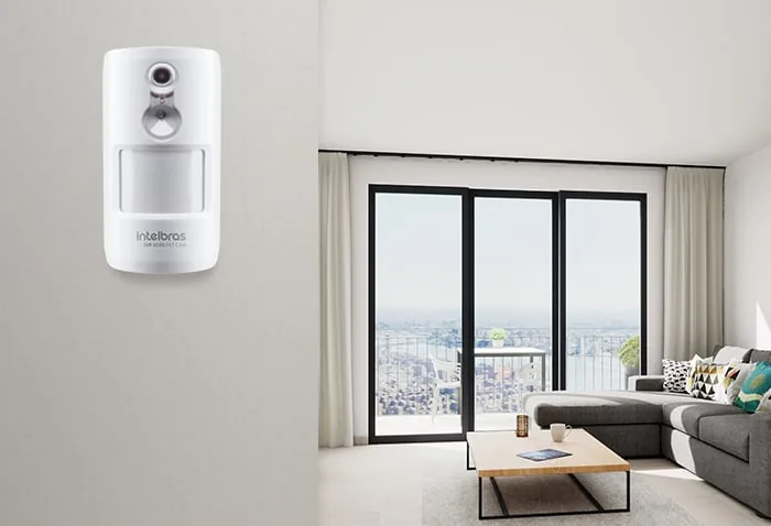 Sensor de presença com câmera Intelbras na sala de estar