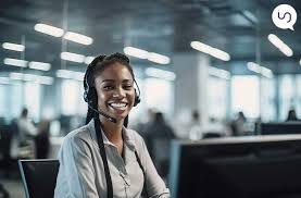Atendente respondendo clientes por telefone e WhatsApp no mesmo painel