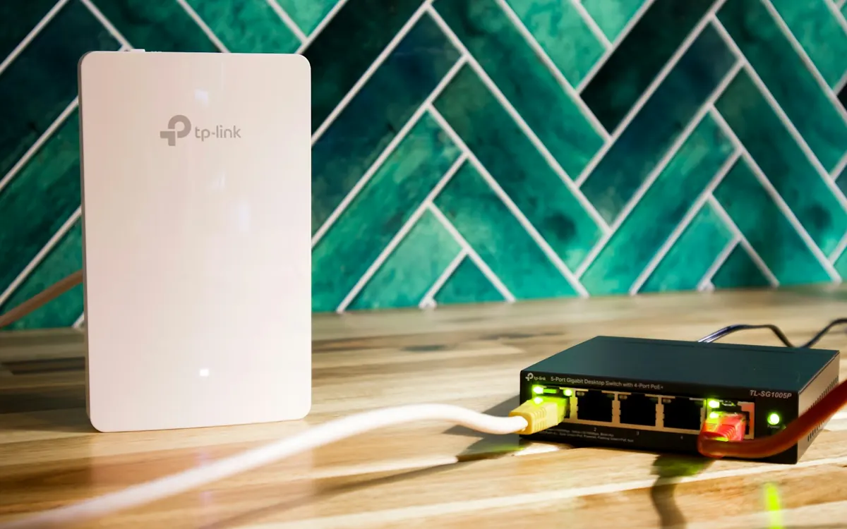 Ponto de acesso Wi-Fi de parede ligado por cabo de rede