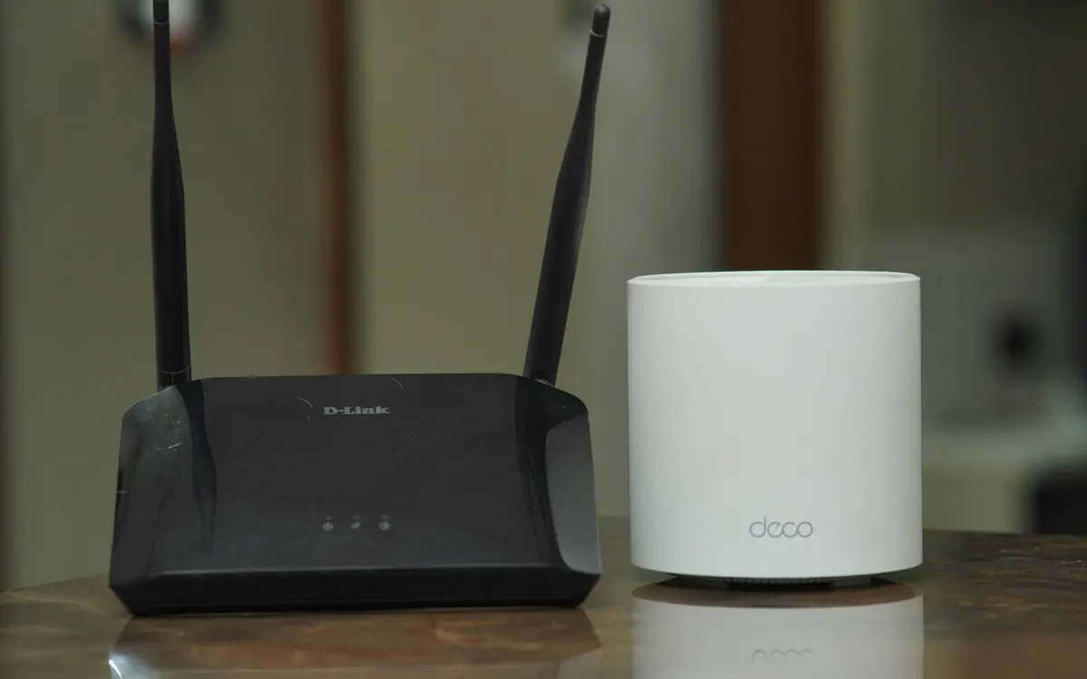 Roteador ao lado de um aparelho de Wi-Fi mesh