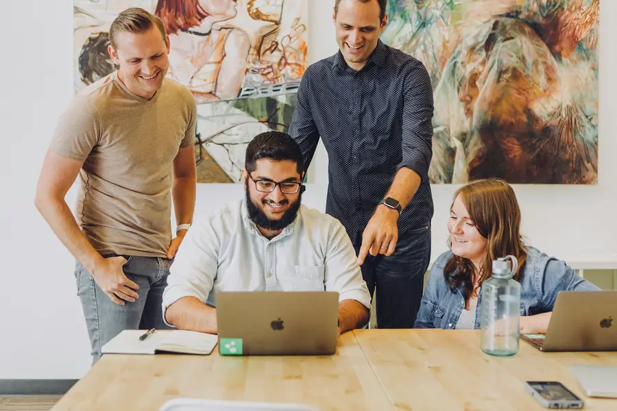 Equipe de escritório recebendo suporte de TI
