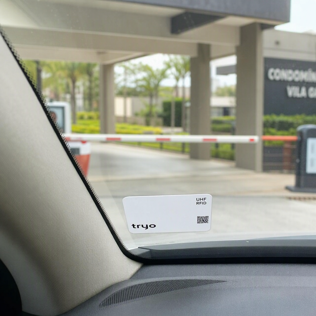 TAG veicular UHF RFID colada no para-brisa do carro para acesso ao condomínio